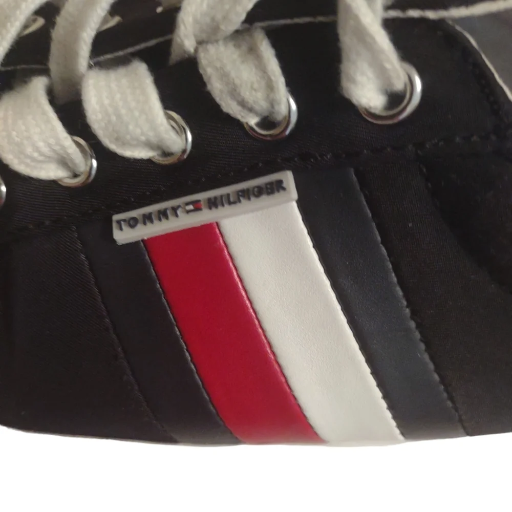 Tommy Hilfiger sneakers Size 8.5M ‎ Black/white/red